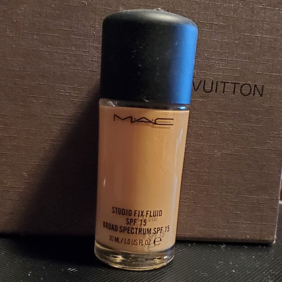 MAC Studio Fix Fluid Foundation C4 - Picture 1 of 2